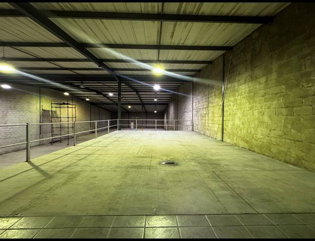 1,069M² WAREHOUSE TO LET IN BRIARDENE